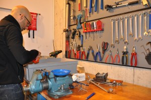Edi an der Werkbank