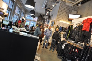 Tretlager-Crew im Laden