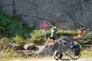 Norwegen_Patrick mit Trinkflasche und Velo